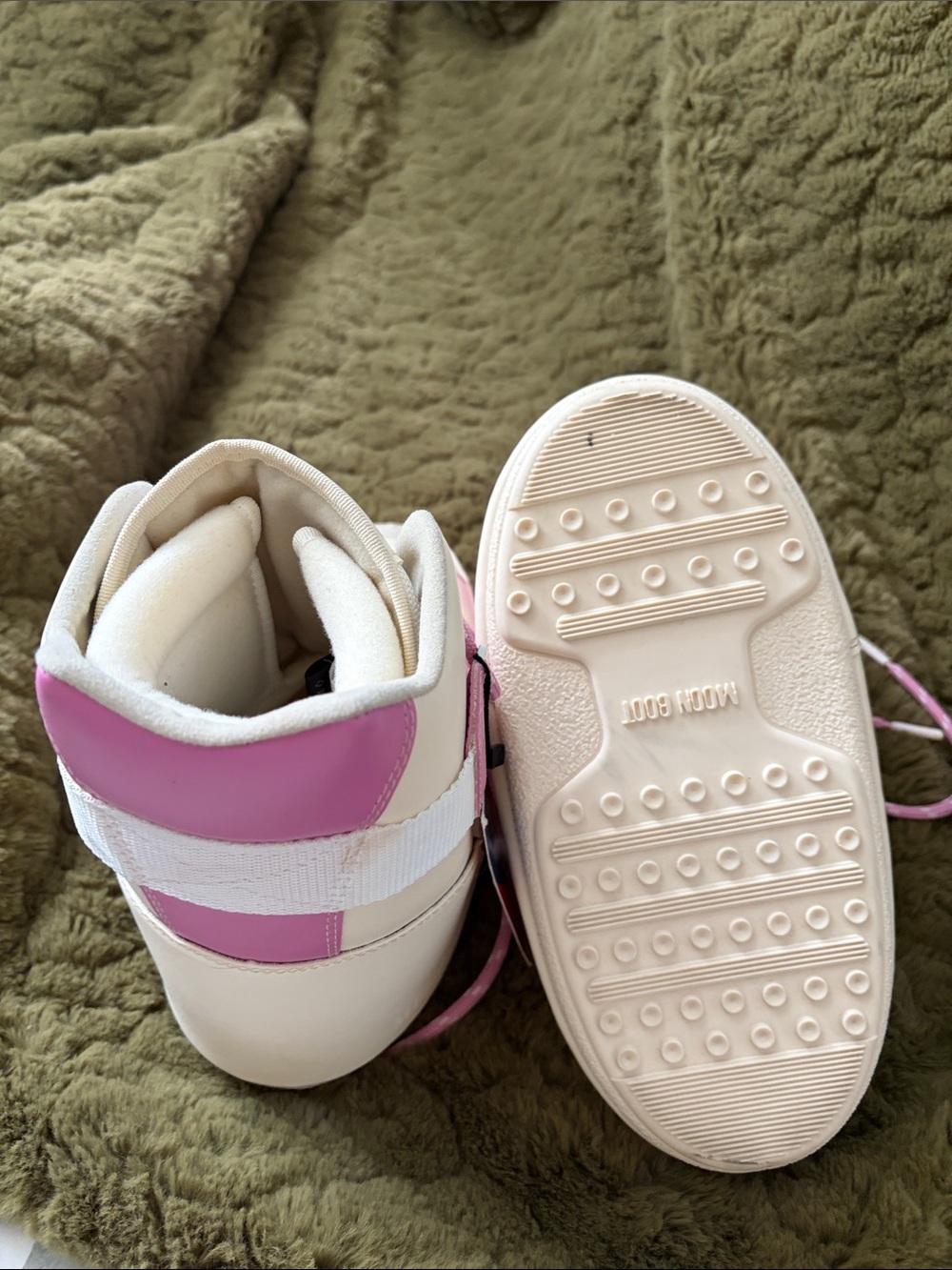 Moon Boot Cream High-Top Winter Boots with Pink Laces - Picture 2 of 3
